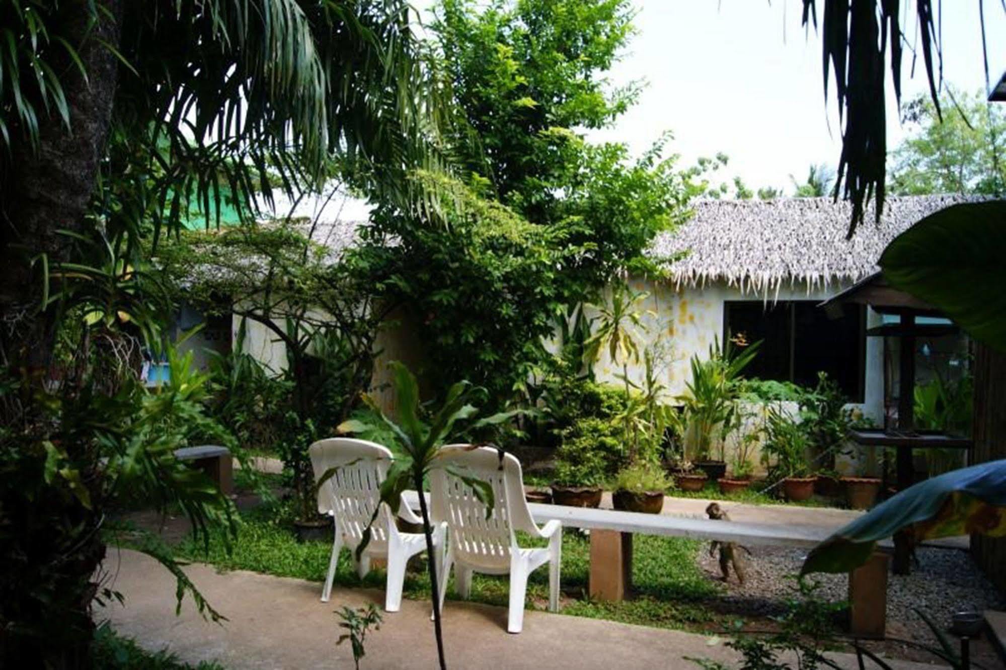 Oyo 1163 Eden Hostel Phuket Exterior photo